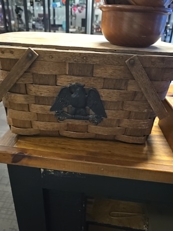 Lidded picnic basket